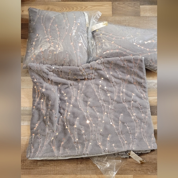 Aviva Stanoff Throw Blanket & Pillows